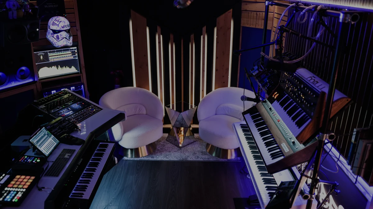 Blick in das Adrian Louis Studio mit Instrumenten und blau-violetter Beleuchtung